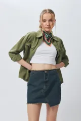 Minifalda de jean negra con corte asimétrico en el frente y deflecado tanto en la cintura como en el ruedo.