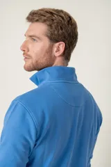Sweater azul de algodón con cuello alto y medio cierre con cremallera.