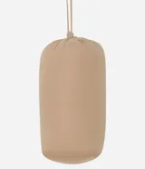 Campera ultraligera gris con capucha, cierre de cremallera, bolsillos con cremallera y diseño acolchado.