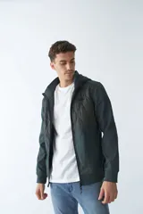 Campera de neopreno negra con capucha ajustable, cuello alto, bolsillos con cierre y logo en goma.