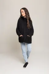 Sweater negro de lana merino con cuello alto y bolsillos frontales.