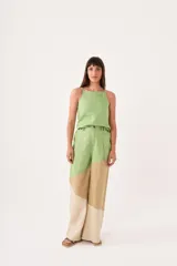 Pantalón de vestir de tiro alto, corte palazzo y diseño color block en verde, beige y crudo.