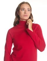 Polera de tejido fino, manga larga con detalle de tajo en los puños y cuello alto. Diseño ajustado al cuerpo.