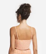 Blusa cropped color durazno con estampado boho, escote en V, breteles finos y detalle retorcido en el frente.