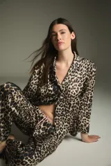 Camisa de satén con estampado animal print de leopardo, de corte holgado, con cuello solapa y cierre frontal de botones.
