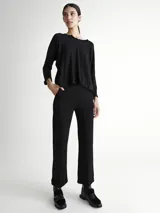 Pantalón negro ancho con botamanga.