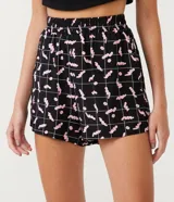 Short runner negro con estampado de lombrices rosas y cuadrillé blanco, de cintura media con elástico.