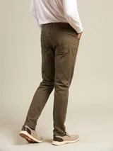 Pantalón de gabardina color caqui, de corte recto y tiro medio, con bolsillos laterales y traseros.