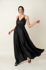 Vestido largo de satén color gris plateado, con breteles finos, escote cruzado y corte debajo del busto.