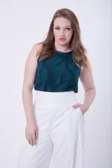 Pantalón de vestir negro de tiro alto y corte palazzo, con bolsillos laterales.