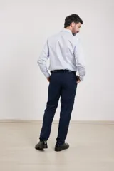 Camisa de vestir blanca de algodón con cuello italiano y mangas largas.