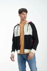 Canguro negro con capucha, cierre frontal y bloques de color blanco y fucsia.