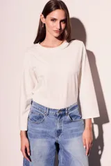 Remera color crudo de algodón y elastano, de corte recto y mangas 3/4.