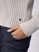 Sweater de tejido acanalado con cuello redondo y manga larga. Presenta un corte relajado y textura estructurada.
