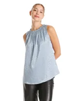 Blusa sin mangas de satén labrado color beige, con cuello a la base fruncido en punto smock.