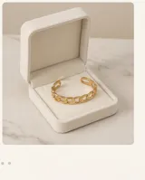 Pulsera tipo esclava de eslabones gruesos tipo cadena, con baño de oro.