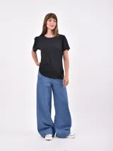 Pantalón de jean celeste de corte ancho y tiro alto.