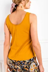 Musculosa color mostaza de algodón peinado con calce al cuerpo.