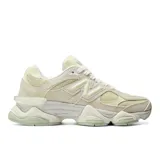 Championes New Balance modelo 9060 de estilo chunky, confeccionados con una combinación de gamuza y malla en tonos beige, blanco y detalles en verde menta pálido. Presentan una suela robusta esculpida y el característico logotipo "N" en los laterales.