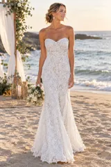 Vestido largo de novia strapless con escote corazón, confeccionado íntegramente en encaje con diseño de sirena que se ajusta a la figura y se ensancha sutilmente hacia el suelo.