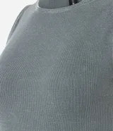 Vestido midi de rib de algodón color verde grisáceo, sin mangas, con cuello redondo, textura acanalada y recorte abierto en la espalda. Presenta un efecto marmolizado.