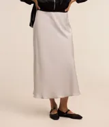 Pollera midi evasé de color beige claro, confeccionada en tela satinada de poliéster.