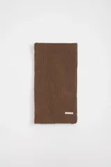 Bufanda rectangular marrón de punto acanalado con etiqueta blanca en una punta.