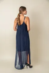 Vestido largo azul marino de seda italiana, con breteles finos ajustables, tajos laterales y forro corto.