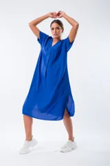 Vestido azul francia de corte suelto, con escote en V y mangas cortas.