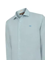 Camisa de manga larga RKF modelo Linenit de color celeste, confeccionada en lino. Cuenta con cuello camisero clásico, cierre frontal con botones y bordado del logo de la marca en el pecho.