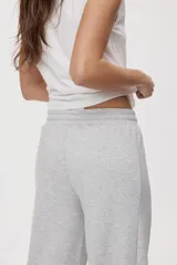 Babucha de calce relajado y silueta wide leg, color negro, confeccionada en tejido de algodón con interior suave. Cuenta con cintura elastizada y bolsillos laterales.