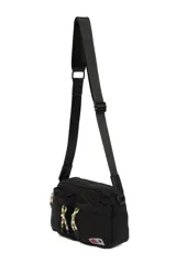 Bandolera color lila de poliéster con correa ajustable, cierre principal y dos bolsillos delanteros.