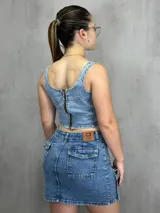 Top celeste de jean con breteles anchos y cierre frontal.