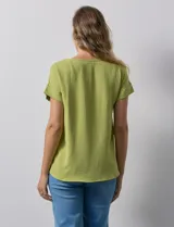 Blusa verde de crepe marca Ninety Clothing, con cuello a la base y mangas cortas con doblez.