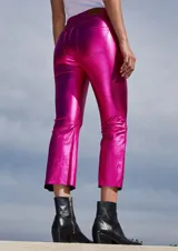 Pantalón de tiro alto confeccionado en bengalina engomada con acabado metálico brillante. Presenta un corte capri semi oxford con costura horizontal a la altura de la rodilla, cierre frontal con botón metálico y bolsillos funcionales.