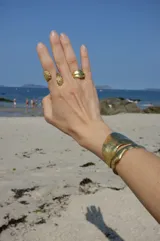 Anillo dorado con diseño de coral marino.