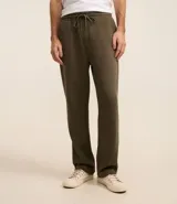 Pantalón de corte recto confeccionado en tejido de algodón y poliéster, con cintura elástica ajustable mediante lazo y bolsillos laterales.