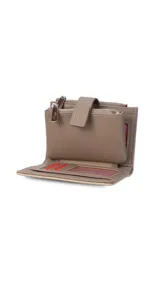 Billetera mediana de diseño compacto en color rosado, con cierre mediante presilla y compartimento adicional con cierre metálico. Presenta el logo de la marca grabado en el frente.