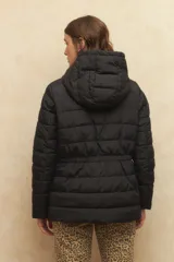 Campera puffer color verde oliva, con capucha, cierre frontal, bolsillos laterales con solapa y elástico en la cintura.