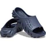 Chancla Crocs Echo Slide, completamente moldeada en color negro, con diseño esculpido y audaz, orificios de ventilación en la parte superior y suela con relieve ondulado.