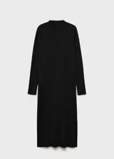 Vestido midi de punto fino con diseño recto, cuello perkins y manga larga. Presenta terminaciones en canalé en puños y ruedo.