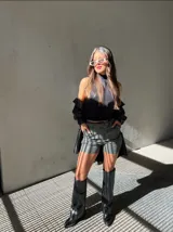 Top negro elastizado con cuello halter y espalda descubierta.