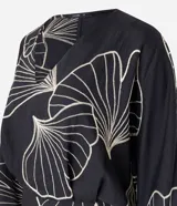 Blusa negra con estampado de hojas en color crema, escote en V y mangas 7/8.