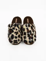 Pantuflas de estar por casa con diseño de animal print de leopardo, confeccionadas en material sintético de pelo suave con base marrón.