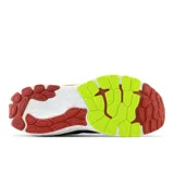 Championes de running New Balance 860, color negro con detalles en blanco, rojo y verde.