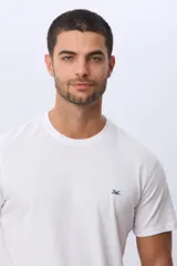 Remera lisa de manga corta y cuello redondo, color gris oscuro, de calce cómodo con pequeño logo bordado en el pecho.