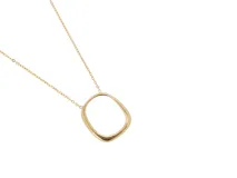 Collar dorado con cadena fina y dije circular irregular.