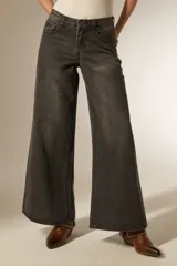 Pantalon de jean de corte ancho y tiro medio, con diseño de cinco bolsillos y cierre frontal con botón y cremallera.