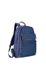 Mochila negra de tela impermeable con detalles en cuero sintético color marrón. Tiene un bolsillo grande frontal con broche, asas ajustables y faja para carry on.