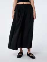 Falda larga negra con cintura elástica.